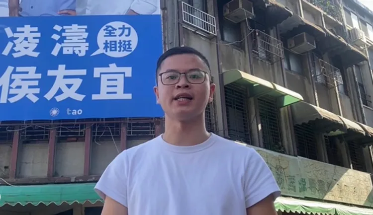 桃園市議員凌濤於轄內熱門市場地點高掛挺侯看板，並錄影呼籲團結一起打贏逆風戰。翻攝畫面