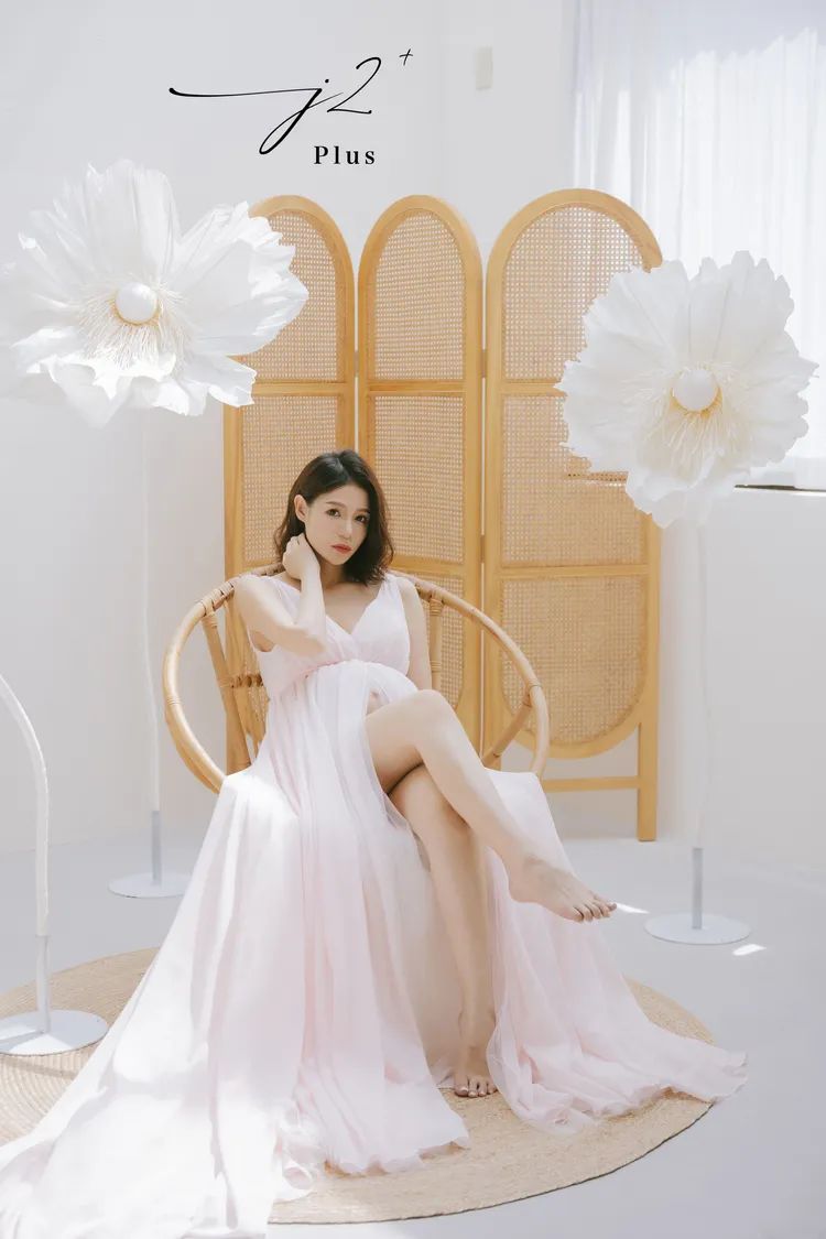 蘿莉塔秀美腿。J2 Plus 婚紗攝影提供