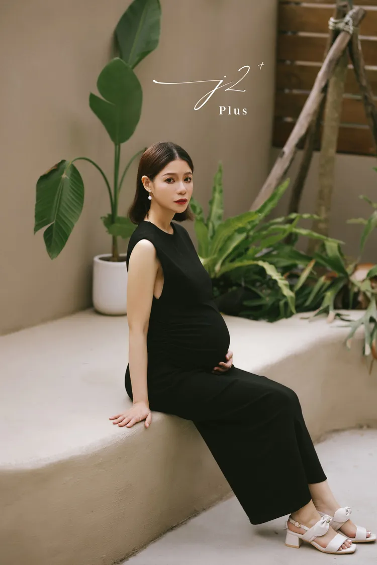 蘿莉塔黑色禮服展現不同魅力。