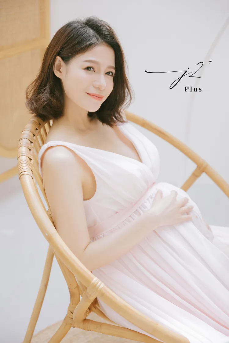 蘿莉塔粉嫩深Ｖ禮服，氣質超脫。J2 Plus 婚紗攝影提供