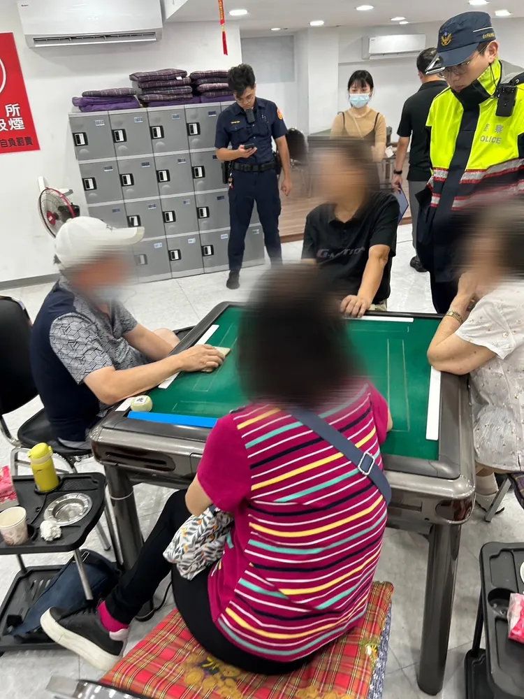 因颱風到來，該賭場比平時聚集更多賭客。翻攝畫面