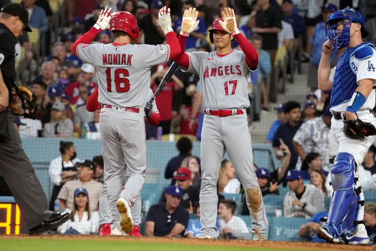 大谷翔平(中)恭喜隊友敲出3分全壘打。美聯社