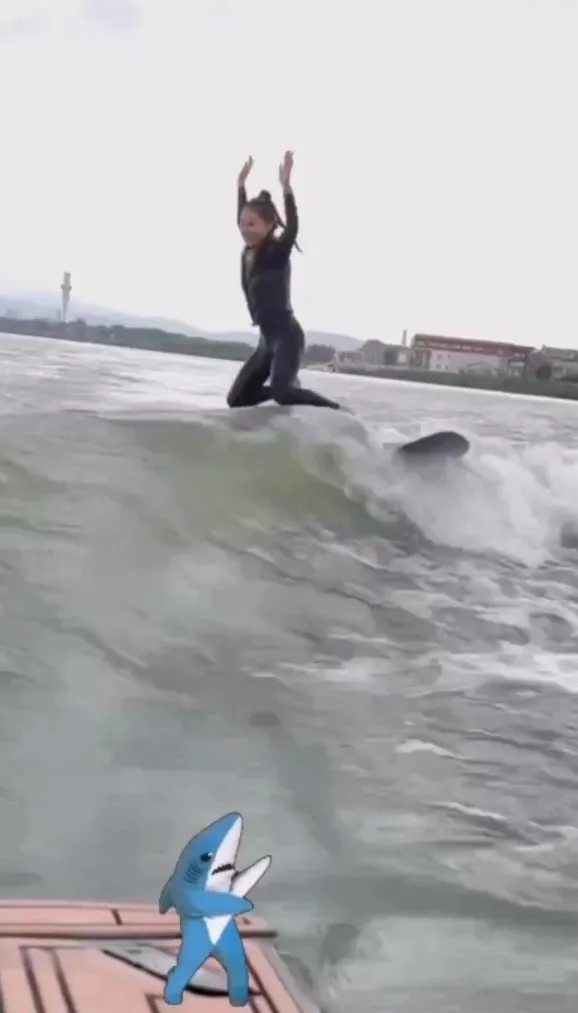 下水前務必記得要檢查裝備，把一切安全措施準備後，在下海衝浪。IG@dreamrunnerz_tanya 提供