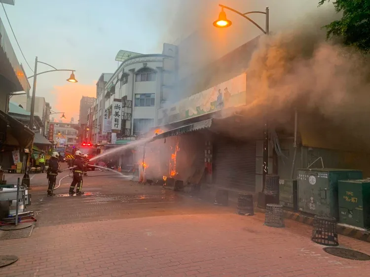 消防人員射火搶救。民眾提供