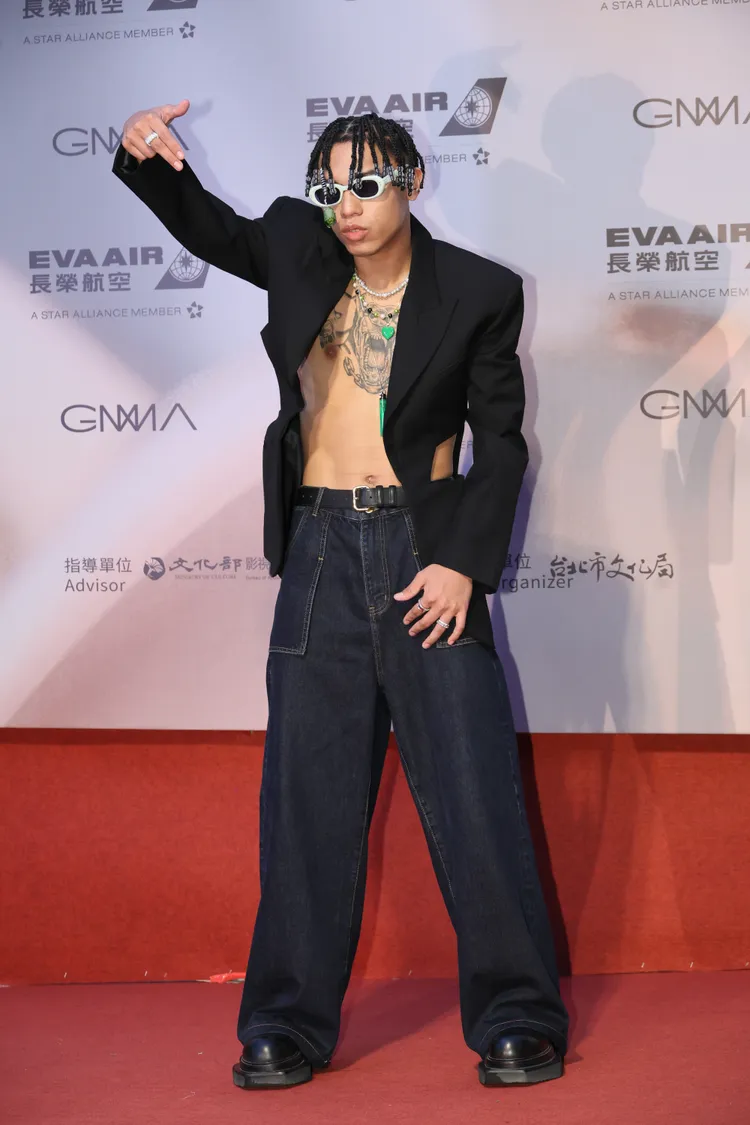 潮州土狗更發揮嘻哈精神，不只光上身直接登場，還把檳榔綁在了髒辮頭上。攝影中心攝