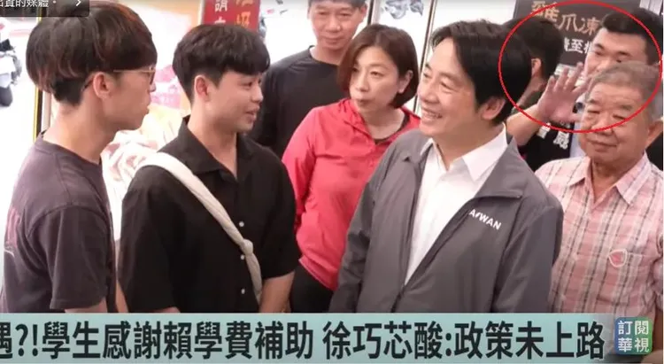 網友質疑台中市議員曾威（紅圈）數度張合手掌示意學生說話，但他強調只是提醒學生大聲一點。翻攝華視新聞