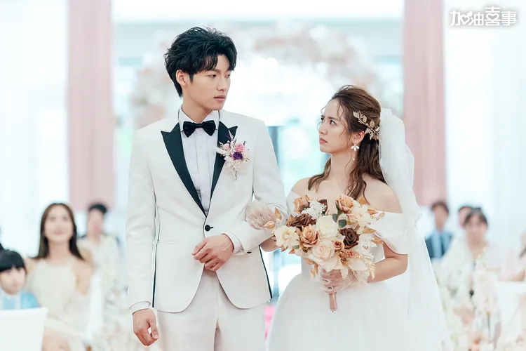 「咖啡CP」臧芮軒（右）和劉育仁一路吵吵鬧鬧到禮堂。TVBS提供