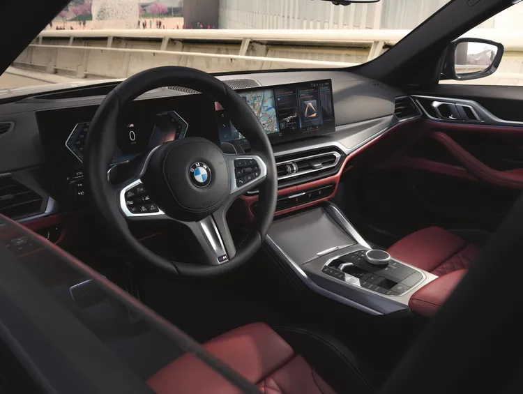 除此之外，全新BMW 4系列也搭載全新世代的撥桿式排檔座設計。原廠照片