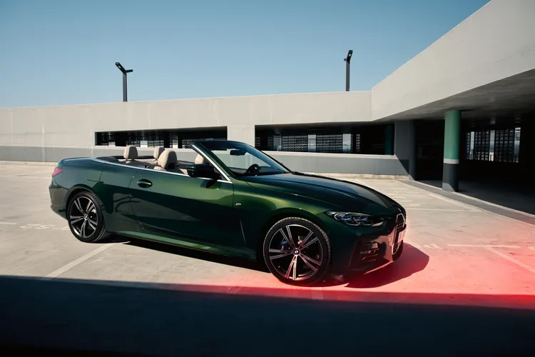 全新BMW 4系列Convertible敞篷跑車採全新的軟頂式電動敞篷科技，重量更減輕40%有效降低車身重心。原廠照片
