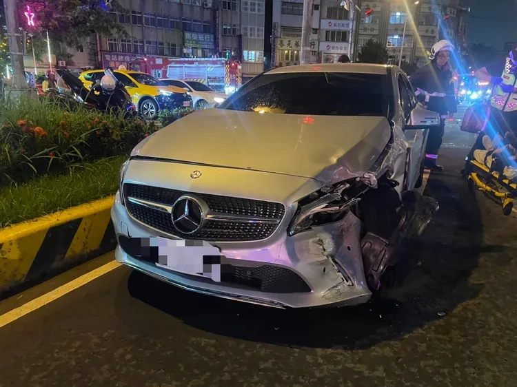 賓士車左側車頭受損不輕。民眾提供