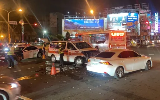 台中婦人開賓士載2歲兒　疑未聽到警笛聲！路口撞救護車釀2傷