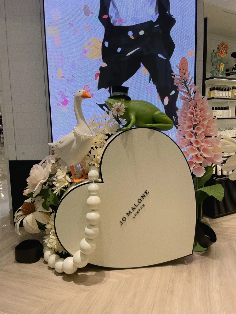 Jo Malone台北101專賣店為了婚芳盛宴服務，特別空運來台的可愛裝置。張家玲攝