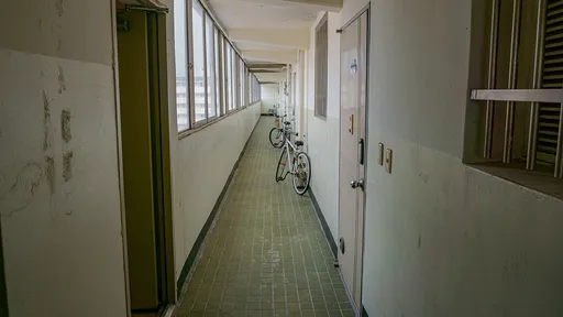 小孩關門外「管教」哭半小時　挨轟處罰鄰居！媽反嗆：他學壞你負責嗎