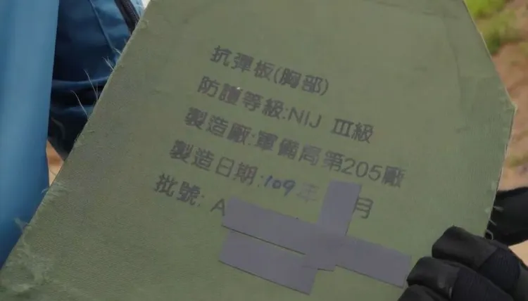 網紅實測國軍「抗彈板」無效。翻攝臉書「山姆小叔Gun&Fun」
