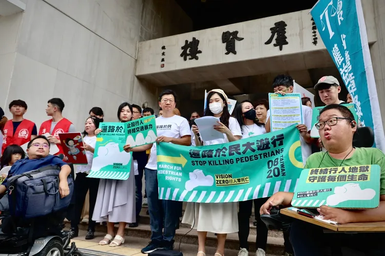 行人零死亡推動聯盟今舉辦「行人路權大遊行 跨黨派聯合記者會」。林林攝