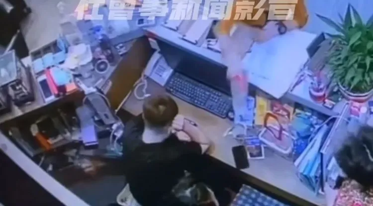 賴男偷倒不明液體後，女員工不察，拿起水杯喝水。翻攝「社會事新聞影音」