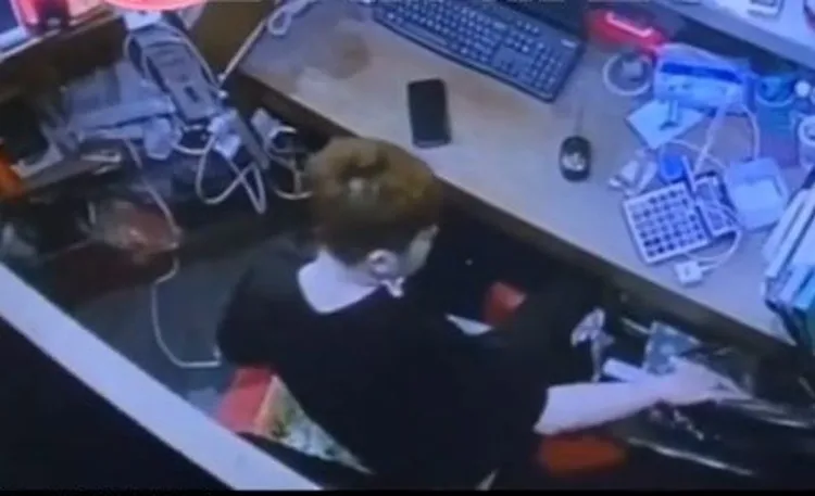 賴男還竊取同事包包內的現金。翻攝「社會事新聞影音」