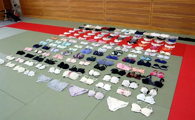 PTT鄉民議論，把證物內衣褲排列成這樣「有夠日本」。翻攝自《中國新聞社》，福北警分署提供