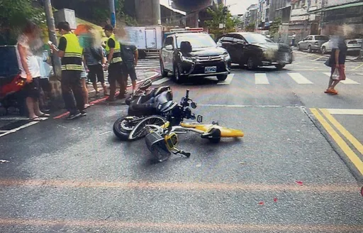 三重國中生跨雙黃線逆向飆Ubike　迎面撞機車2人倒地送醫