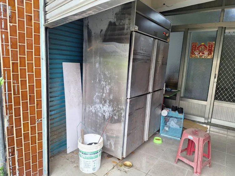 台灣獮猴在宅冰箱後方被捕獲。翻攝畫面