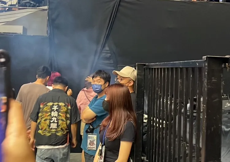 徐濠縈頂著一頭顯眼的紫色頭髮在台下看老公演唱，現場燈一亮後，隨即快步走向後台，消失在人群中。臺孝婷攝