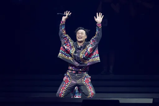 陳奕迅小巨蛋開唱老婆「台下低調放閃」 被狂點《孤勇者》直呼:我沒有要唱