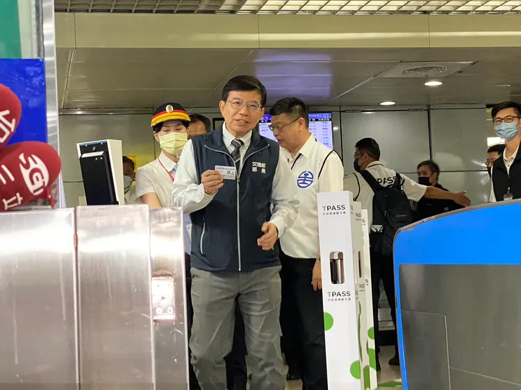 王國材今赴台車視察月票執行情形。陳怡文攝