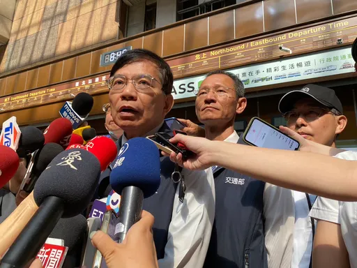 路人站斑馬線發呆!王國材:行人違規罰500 「停讓政策不會變」