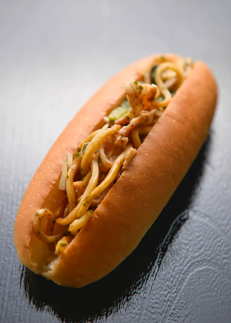 以豐富佐料拌炒鹹香醬汁的日式炒麵麵包。台北晶華酒店提供