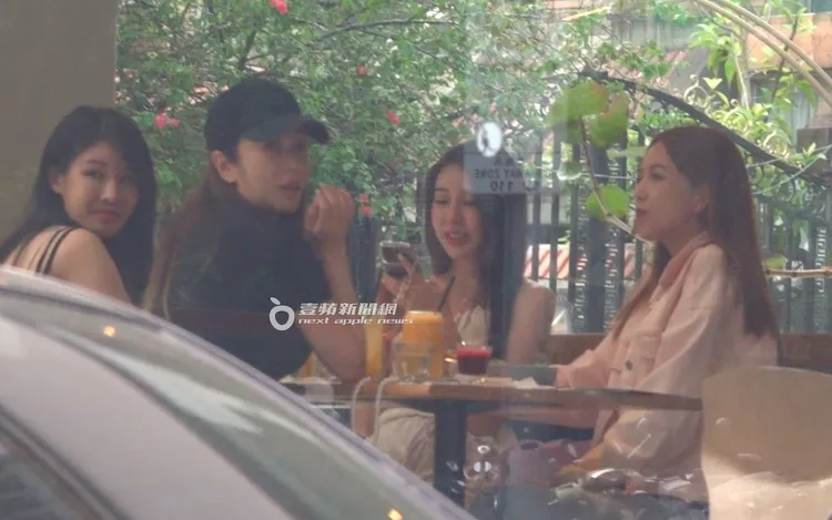 拐拐（右起）領軍4大女神，Rita、林佩瑤、愛語莎，合體出來喝下午茶，開心暢聊。特勤中心攝