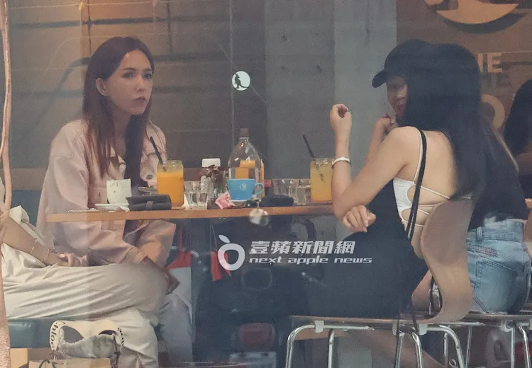 拐拐（左）望著窗外略有所思，「台彩女神」愛語莎一襲大露背洋裝，露出性感香肩美背。特勤中心攝