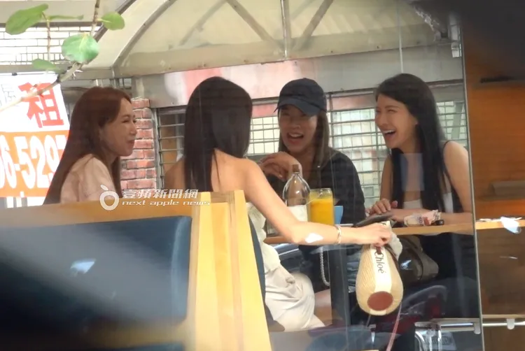 拐拐（左起）與Rita、林佩瑤、愛語莎合體，4大女神坐在靠窗位子喝下午茶笑開懷。特勤中心攝