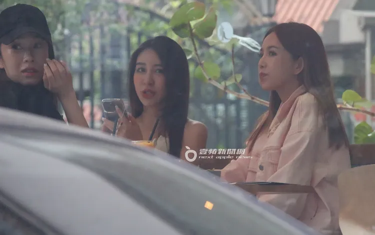 拐拐（右起）邊吃下午茶邊看著窗外風景，Rita和林佩瑤也不時望向窗外。特勤中心攝