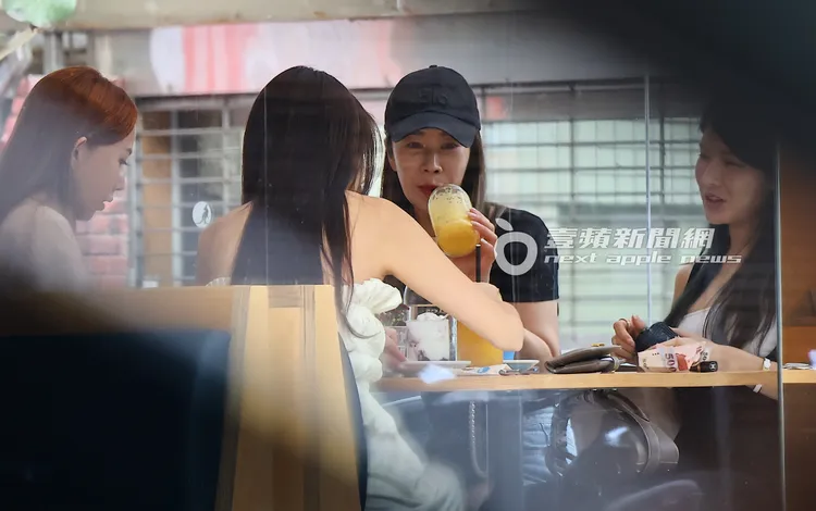 星光幫出道的「最美空姐」林佩瑤（右二），坐在拐拐對面喝果汁止渴。特勤中心攝