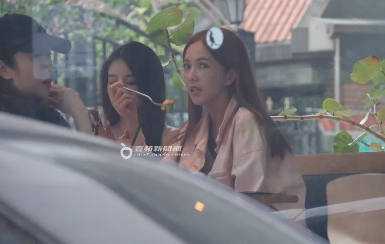 最後才到的拐拐（右）看來肚子很餓，與姊妹們一起吃下午茶培養感情。特勤中心攝