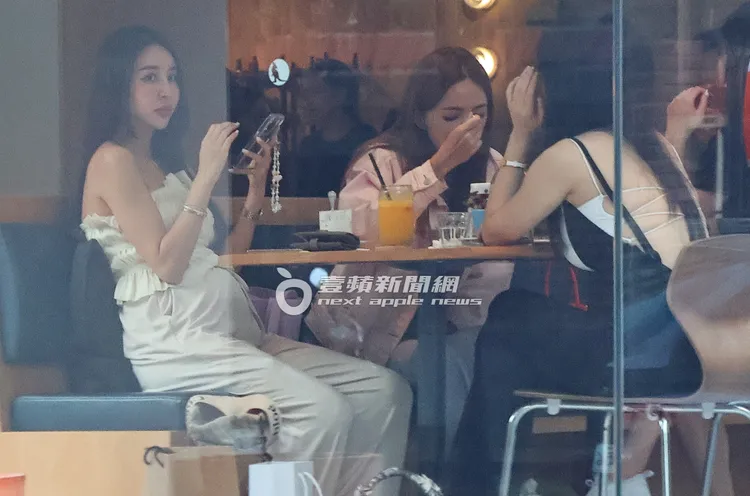 千年一遇的虎航空姐女神Rita（左起），挺著6個多月孕肚與拐拐、愛語莎及林佩瑤吃下午茶。特勤中心攝