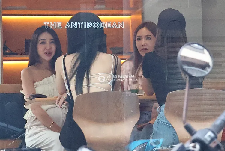 空姐女神Rita（左起）和台彩女神愛語莎、內衣女神拐拐以及最美空姐林佩瑤，一起吃下午茶聊天。特勤中心攝