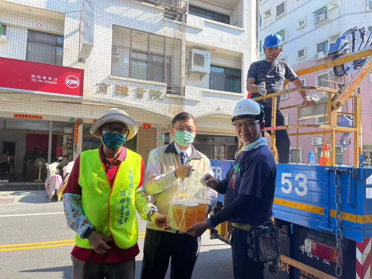 民政局長姜淋煌前往感謝作業人員辛苦。民政局提供