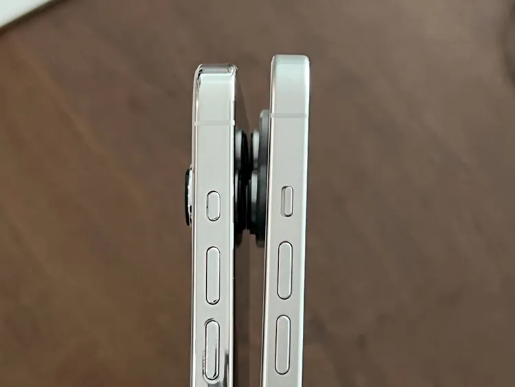 盛傳已久的固態靜音按鍵（左）將是iPhone 15 Pro系列的專屬，標準版仍然沿用前代機型的靜音撥片（右）。翻攝@來回五三七微博