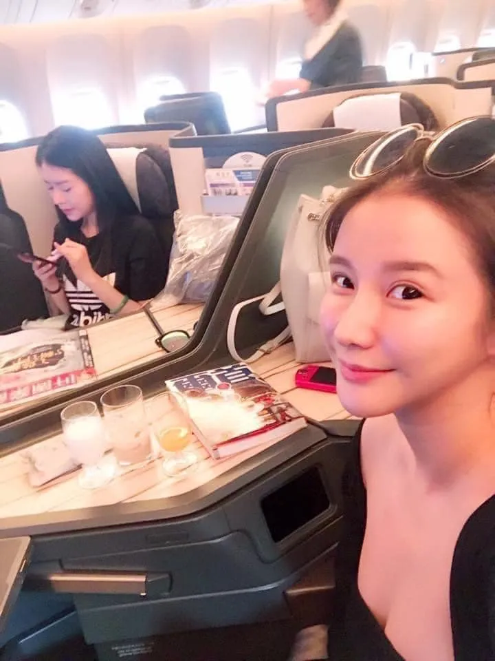 周書靜表示，「我們不坐經濟艙的，一路從貴賓室吃到下飛機。」翻攝自周書靜臉書