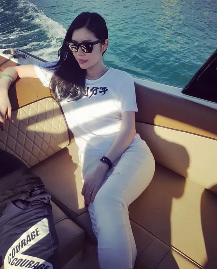 周書靜坐私人遊艇。翻攝自周書靜臉書