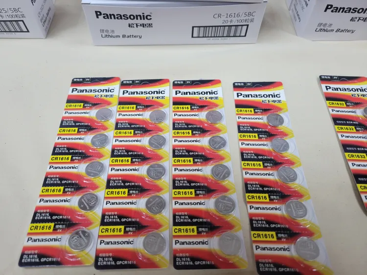 遭查扣的仿冒電池。翻攝畫面