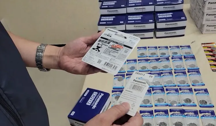 左邊的為正版電池。翻攝畫面