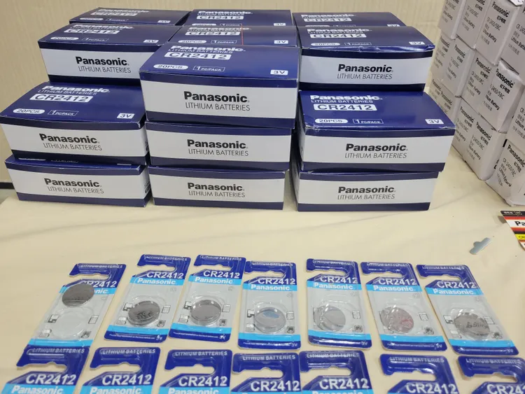 警方查扣的仿冒電池。翻攝畫面