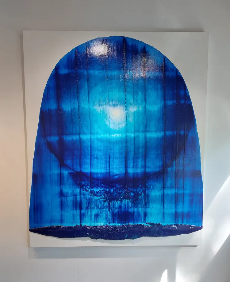 蔣涵玶推介畫廊重要藝術家日本畫家香月美菜，用一筆畫就完成創作。凃建豐攝