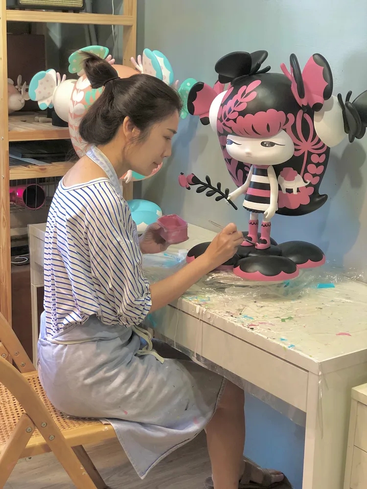 蔣涵玶手繪藝術公仔。取自《萬歲少女》臉書