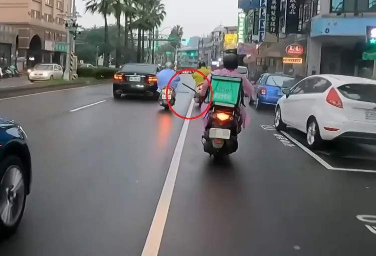 王姓外送員邊騎車邊揮西瓜刀，被後方行車紀錄器拍下。翻攝臉書社團「台中南區東區大小事」