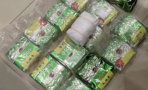 牆邊堆放茶葉、布丁粉 打開竟是15公斤毒品!苗警緝毒大斬獲