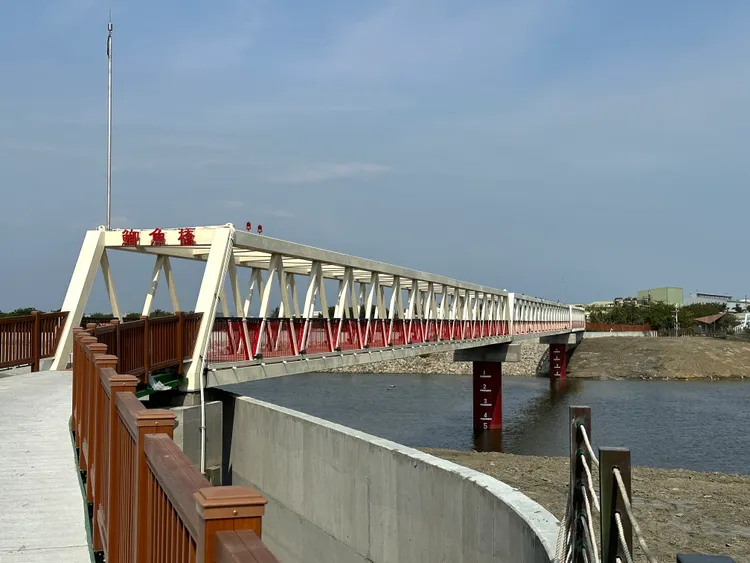 鯽魚橋位於二仁溪水岸自行車道上。水利局提供