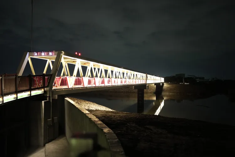 夜間亮起來，確保交安，也增添觀光亮點。水利局提供